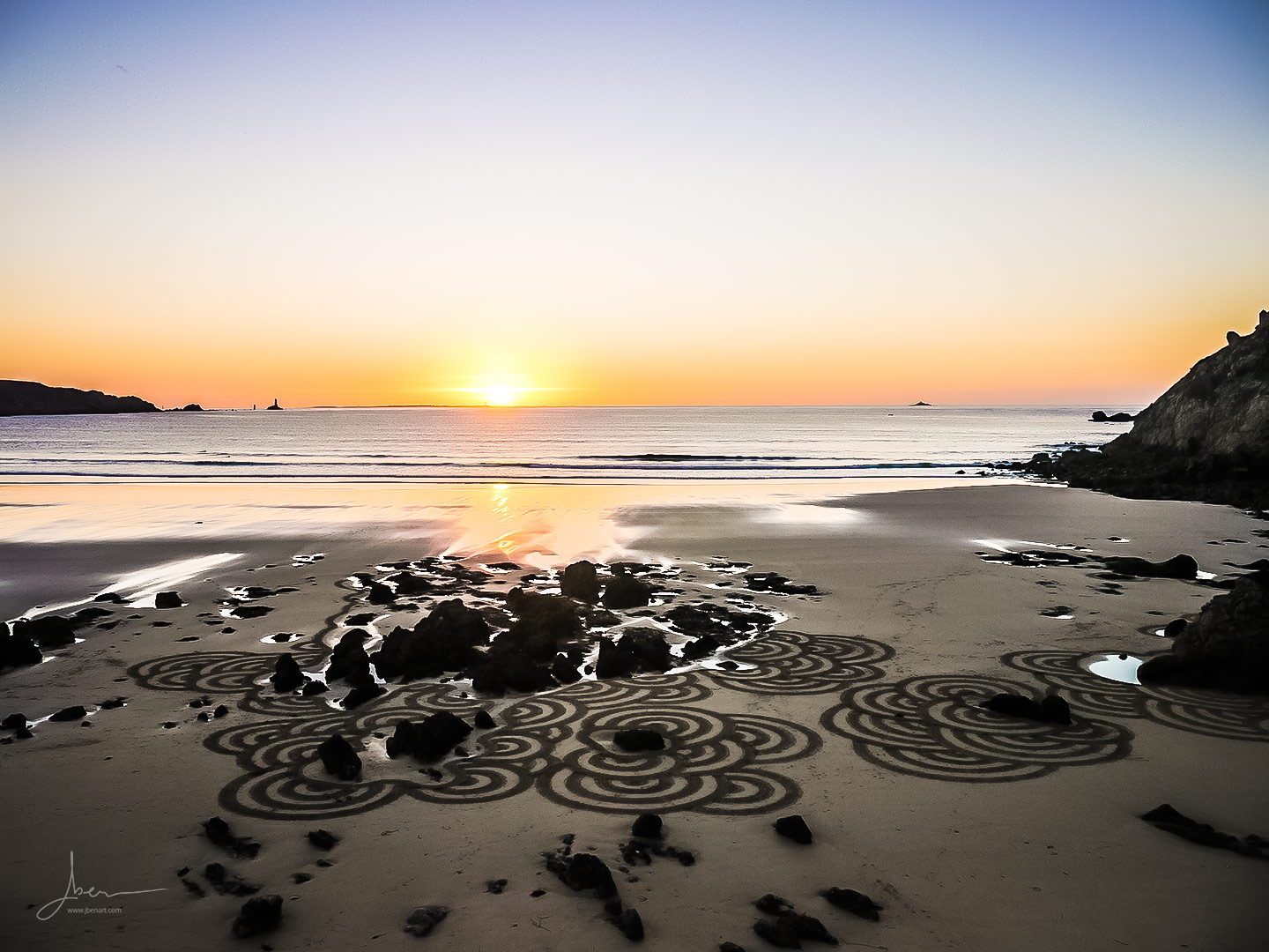 Beach art patterns on the rocks