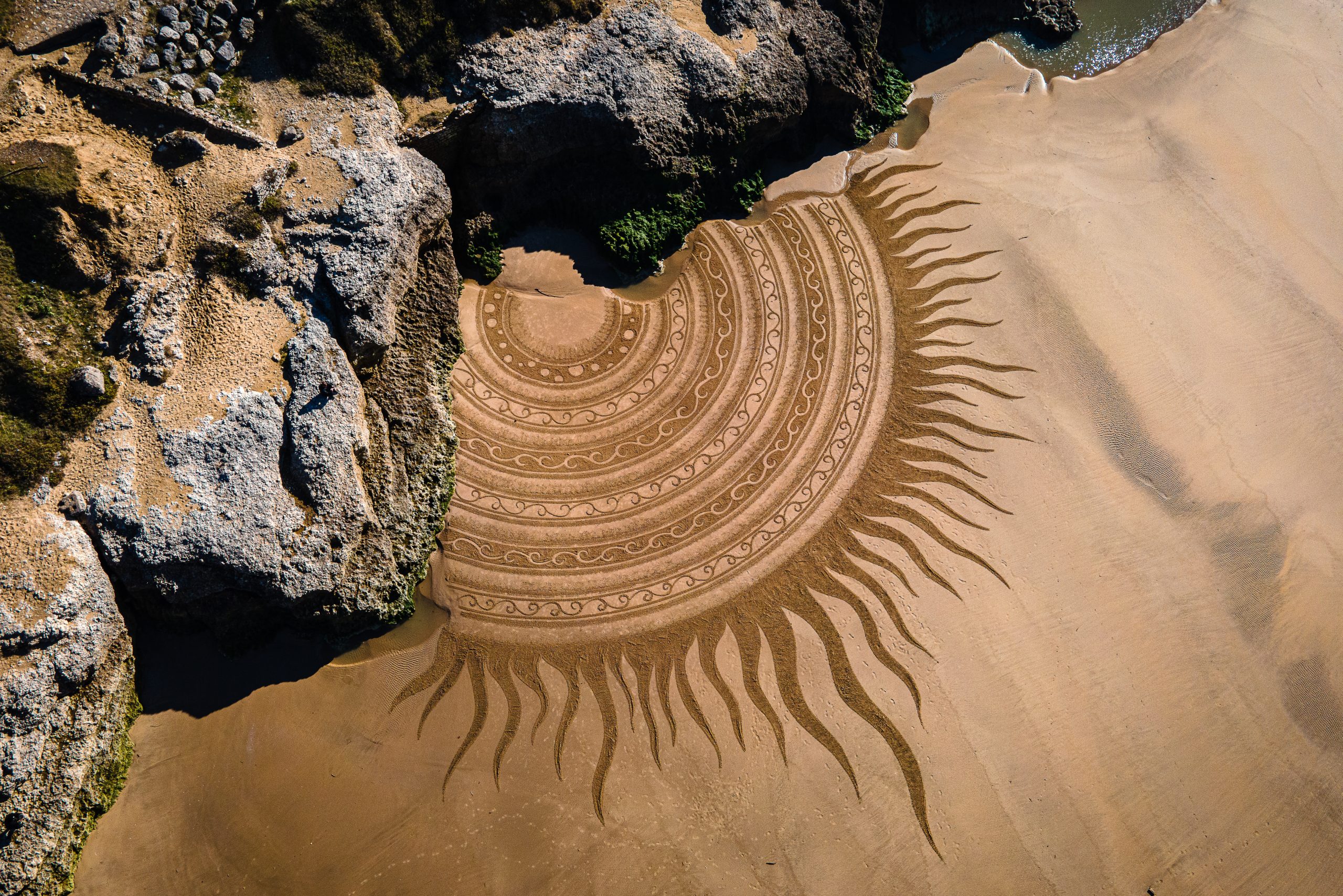 Mandala Rocheux dessin sur le sable
