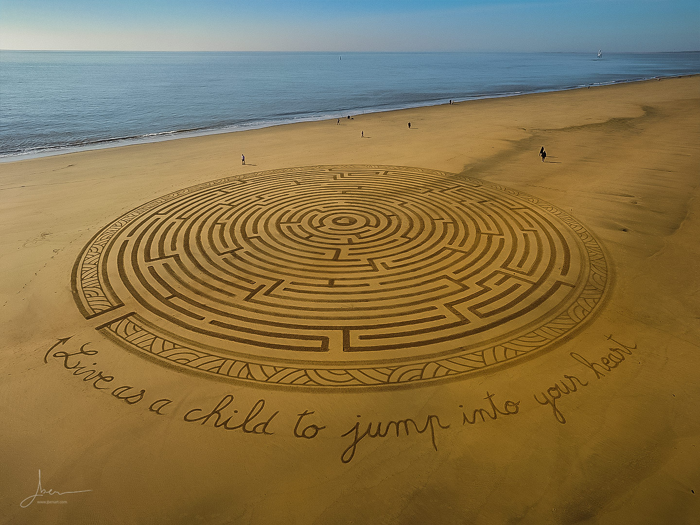 Beach art labyrinthe