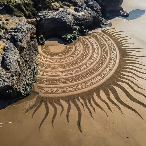 Beach art mandala rocheux