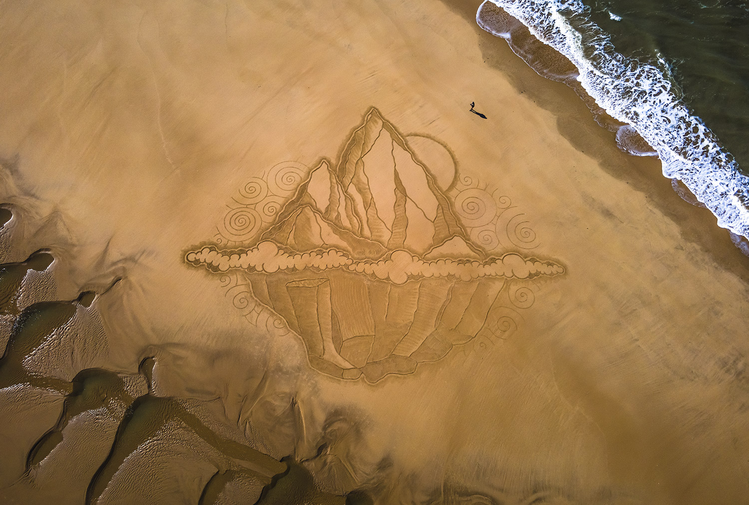 Montagne Flottante dessins sur le sable